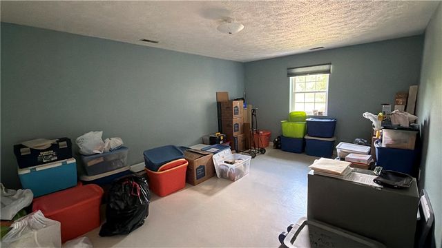 105 Woodstone Ln 61, New Kensington, PA 15068