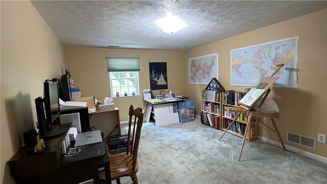 105 Woodstone Ln 61, New Kensington, PA 15068