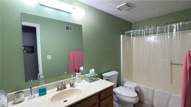 105 Woodstone Ln 61, New Kensington, PA 15068