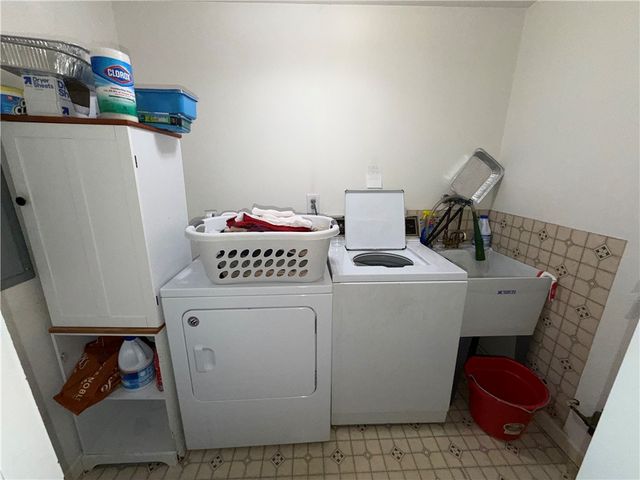 105 Woodstone Ln 61, New Kensington, PA 15068
