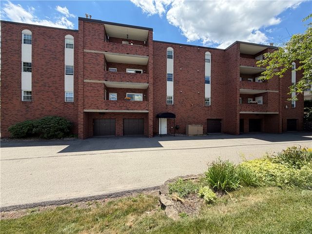 105 Woodstone Ln 61, New Kensington, PA 15068
