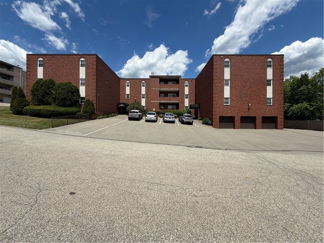 105 Woodstone Ln 61, New Kensington, PA 15068