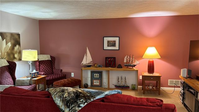 105 Woodstone Ln 61, New Kensington, PA 15068