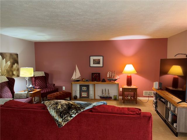 105 Woodstone Ln 61, New Kensington, PA 15068