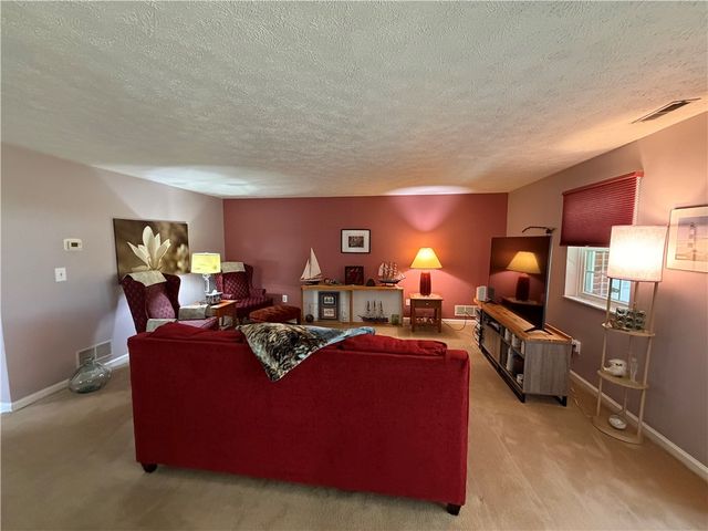 105 Woodstone Ln 61, New Kensington, PA 15068