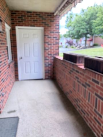 105 Woodstone Ln 61, New Kensington, PA 15068