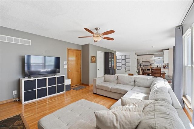 1147 E Sheridan Bridge Lane, Olathe, KS 66062