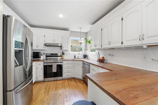 1147 E Sheridan Bridge Lane, Olathe, KS 66062