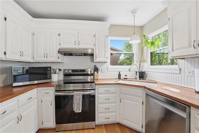 1147 E Sheridan Bridge Lane, Olathe, KS 66062