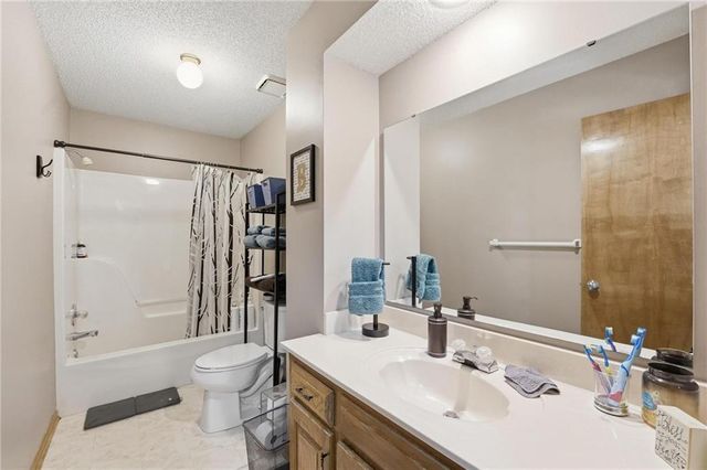 1147 E Sheridan Bridge Lane, Olathe, KS 66062