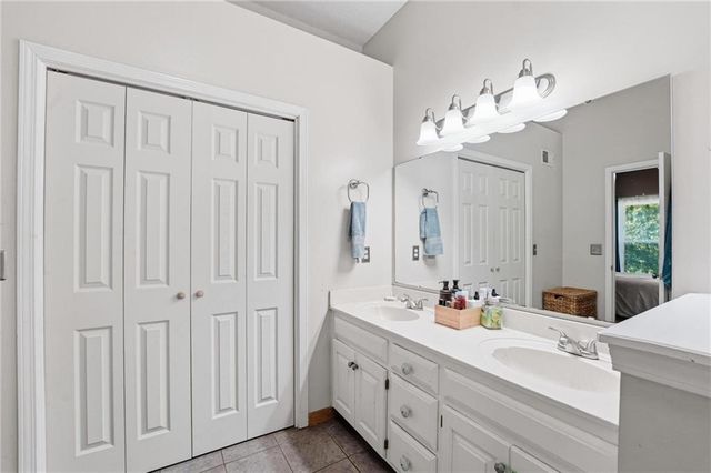1147 E Sheridan Bridge Lane, Olathe, KS 66062