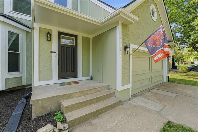 1147 E Sheridan Bridge Lane, Olathe, KS 66062