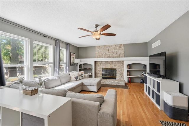 1147 E Sheridan Bridge Lane, Olathe, KS 66062
