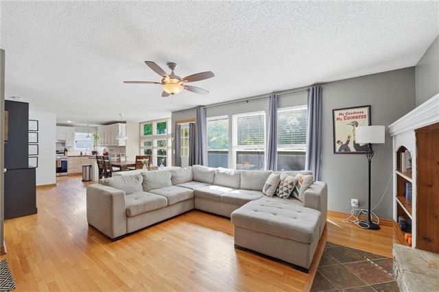 1147 E Sheridan Bridge Lane, Olathe, KS 66062