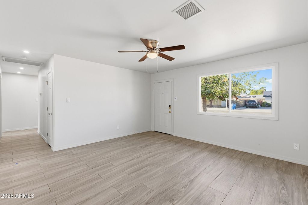 7935 W EARLL Drive, Phoenix, AZ 85033 — photo 5