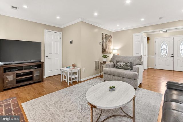 11963 HEDGES RUN DR, Woodbridge, VA 22192