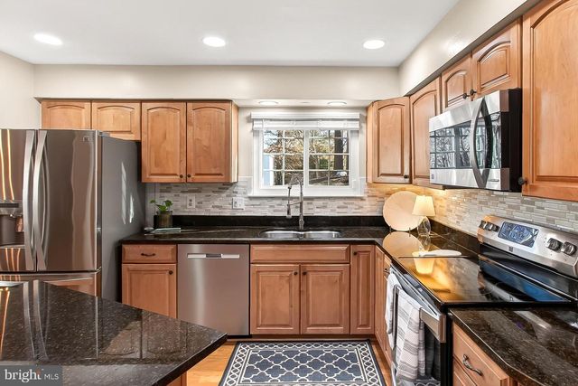 11963 HEDGES RUN DR, Woodbridge, VA 22192