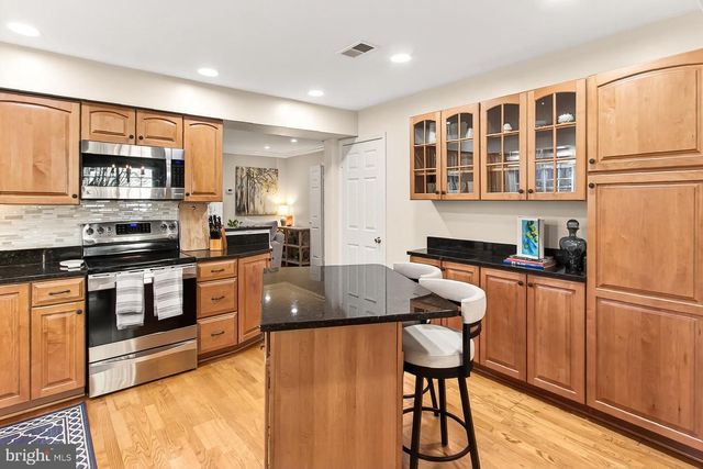 11963 HEDGES RUN DR, Woodbridge, VA 22192