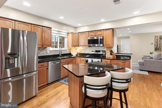 11963 HEDGES RUN DR, Woodbridge, VA 22192