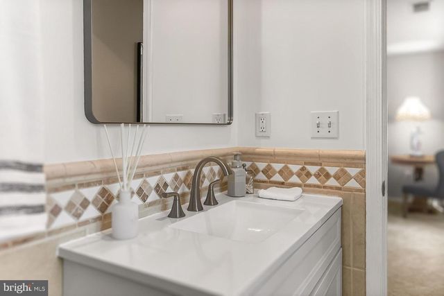 11963 HEDGES RUN DR, Woodbridge, VA 22192