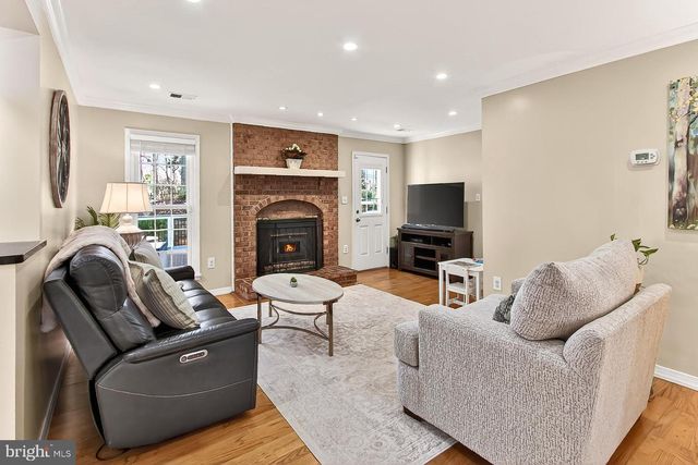 11963 HEDGES RUN DR, Woodbridge, VA 22192