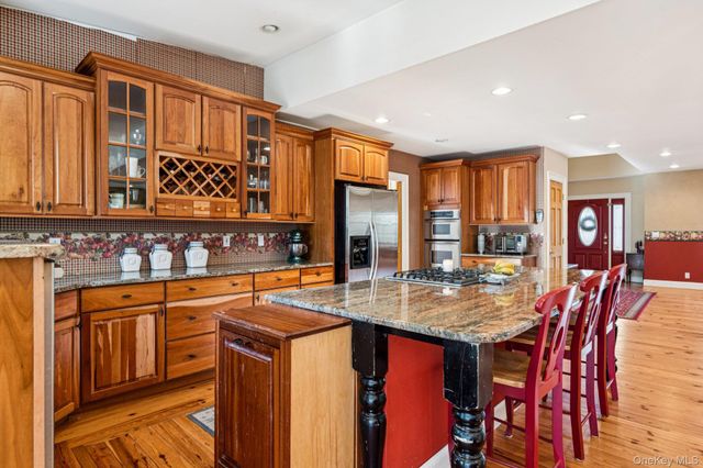 10 W Sanders Street, Greenlawn, NY 11740