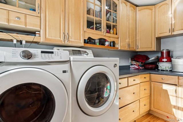 10 W Sanders Street, Greenlawn, NY 11740