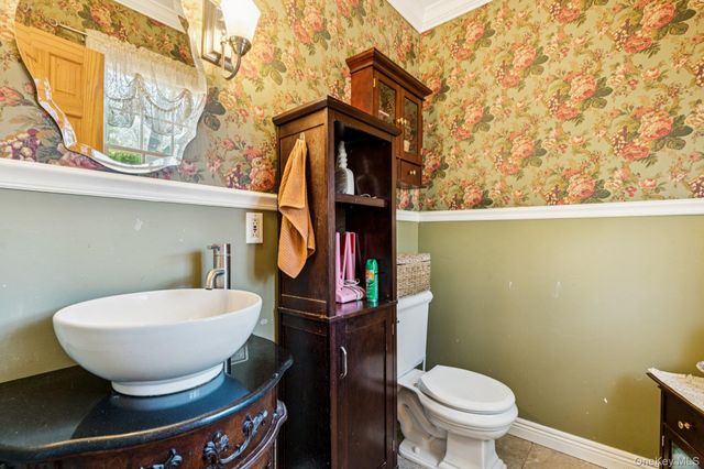 10 W Sanders Street, Greenlawn, NY 11740