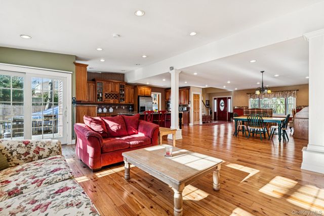 10 W Sanders Street, Greenlawn, NY 11740