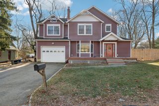 10 W Sanders Street, Greenlawn, NY 11740