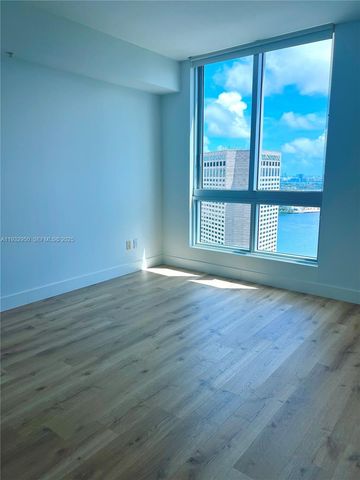 300 S Biscayne Blvd T-2912, Miami, FL 33131