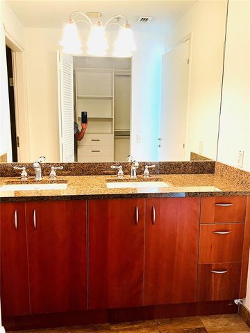 300 S Biscayne Blvd T-2912, Miami, FL 33131