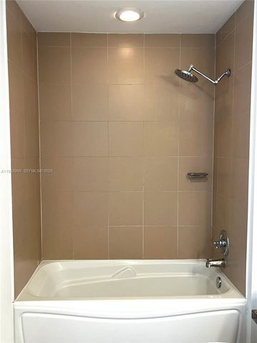 300 S Biscayne Blvd T-2912, Miami, FL 33131