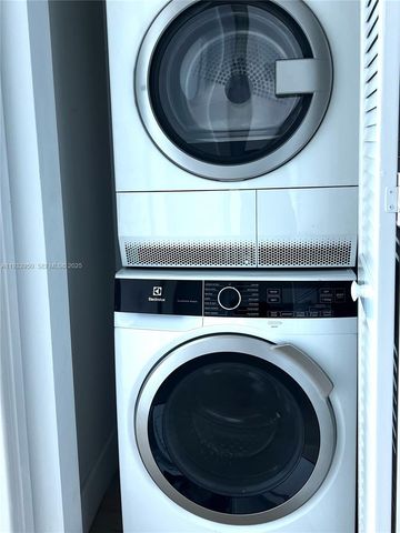 300 S Biscayne Blvd T-2912, Miami, FL 33131