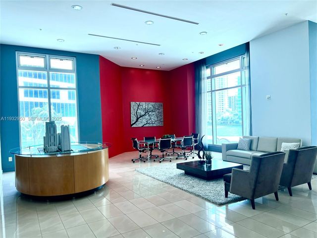 300 S Biscayne Blvd T-2912, Miami, FL 33131