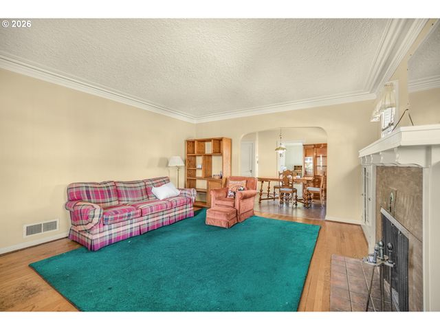1152 Ne COLUMBIA Blvd, Portland, OR 97211