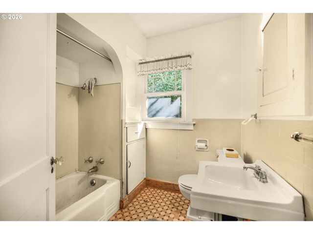 1152 Ne COLUMBIA Blvd, Portland, OR 97211