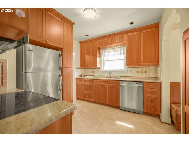 1152 Ne COLUMBIA Blvd, Portland, OR 97211
