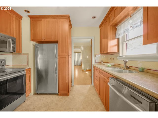 1152 Ne COLUMBIA Blvd, Portland, OR 97211