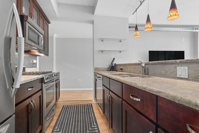 1228 Emerson Street 202, Evanston, IL 60201