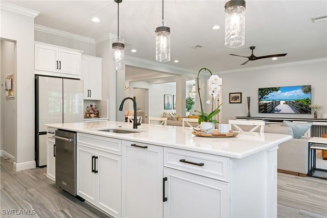 3725 Helmsman DR, Naples, FL 34120