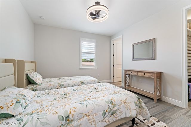 3725 Helmsman DR, Naples, FL 34120