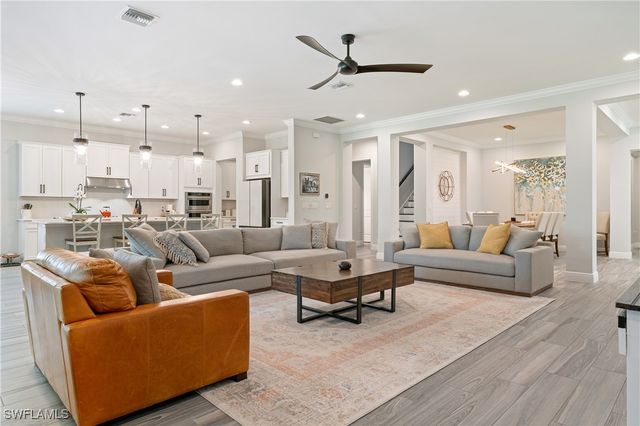 3725 Helmsman DR, Naples, FL 34120