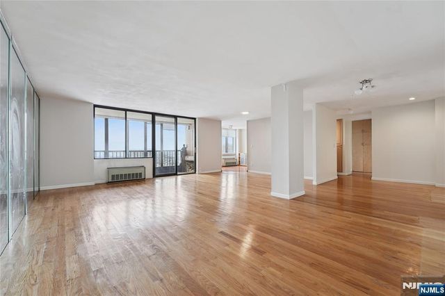 200 Winston Drive 1902, Cliffside Park, NJ 07010