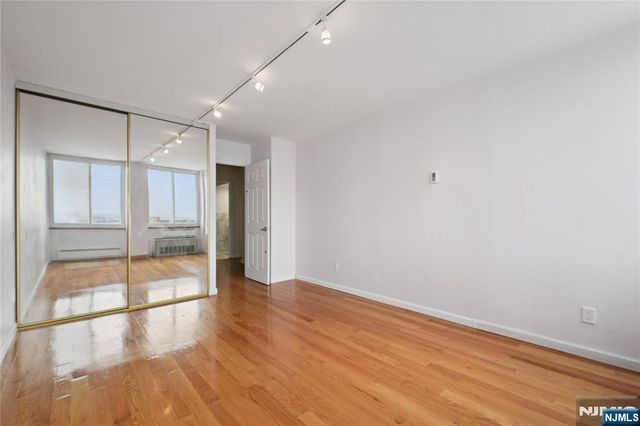 200 Winston Drive 1902, Cliffside Park, NJ 07010