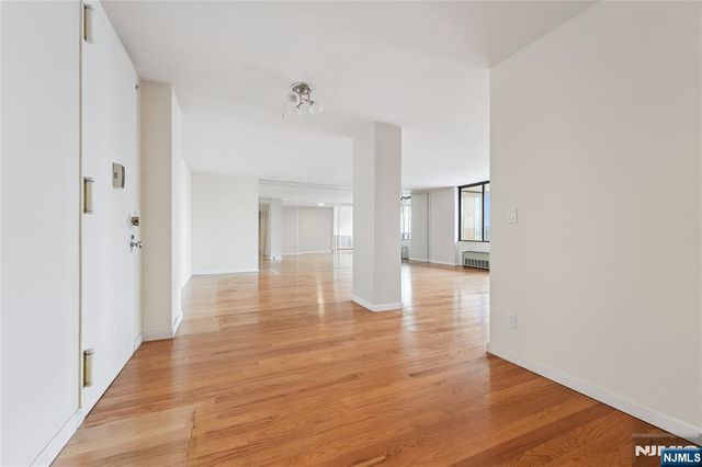 200 Winston Drive 1902, Cliffside Park, NJ 07010