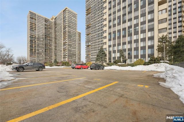 200 Winston Drive 1902, Cliffside Park, NJ 07010