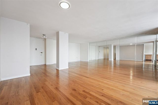 200 Winston Drive 1902, Cliffside Park, NJ 07010