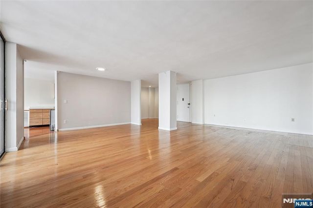 200 Winston Drive 1902, Cliffside Park, NJ 07010