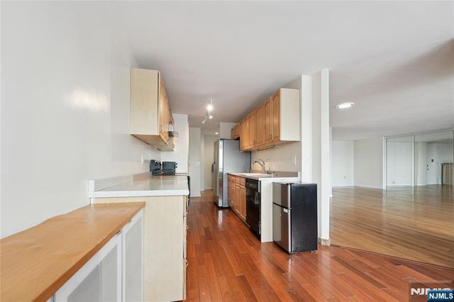 200 Winston Drive 1902, Cliffside Park, NJ 07010